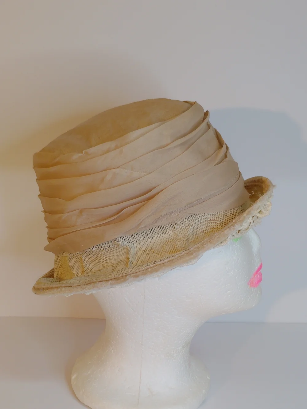 Vintage-Inspired Women's Beige Cloche Hat with Bow